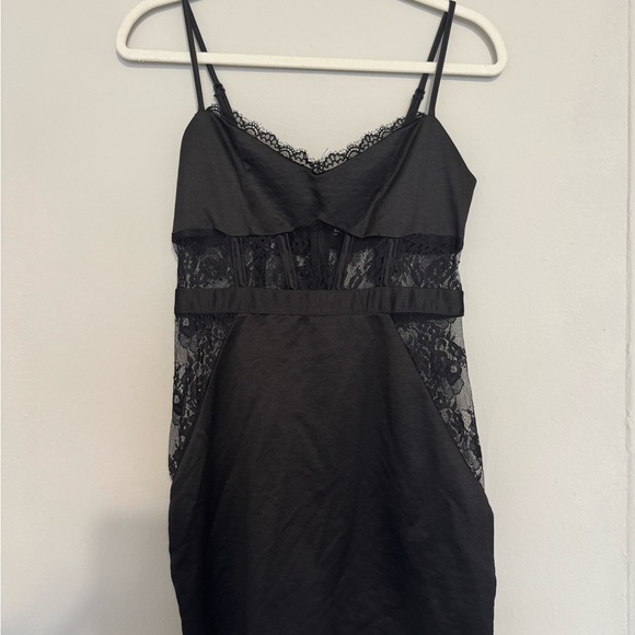 Elegant Black Lace & Silk Dress - Picture 1 of 4